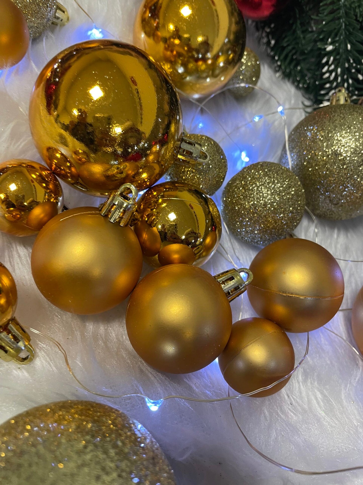 Set globuri si decoratiuni de Craciun, 100 piese, diverse dimensiuni cu stea, auriu