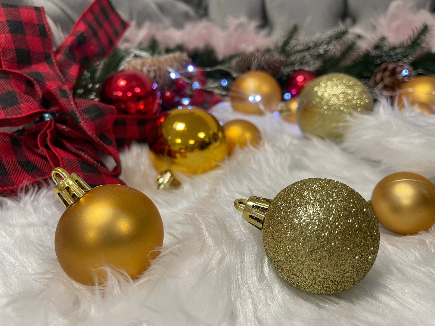 Set globuri si decoratiuni de Craciun, 100 piese, diverse dimensiuni cu stea, auriu