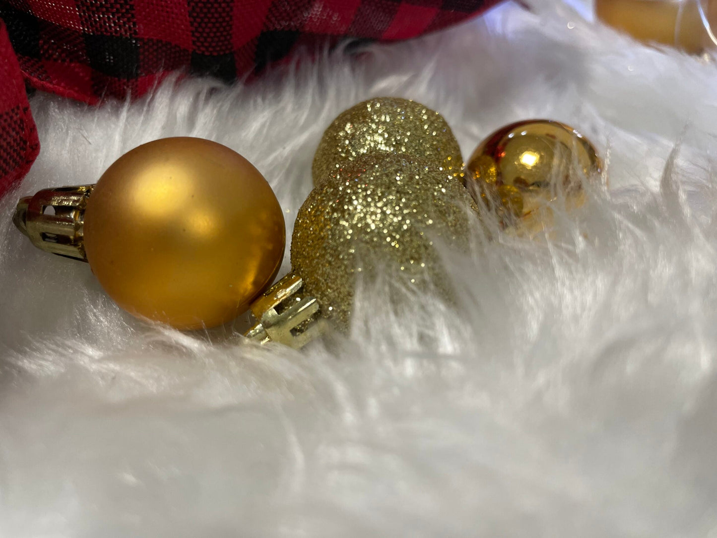 Set globuri si decoratiuni de Craciun, 100 piese, diverse dimensiuni cu stea, auriu