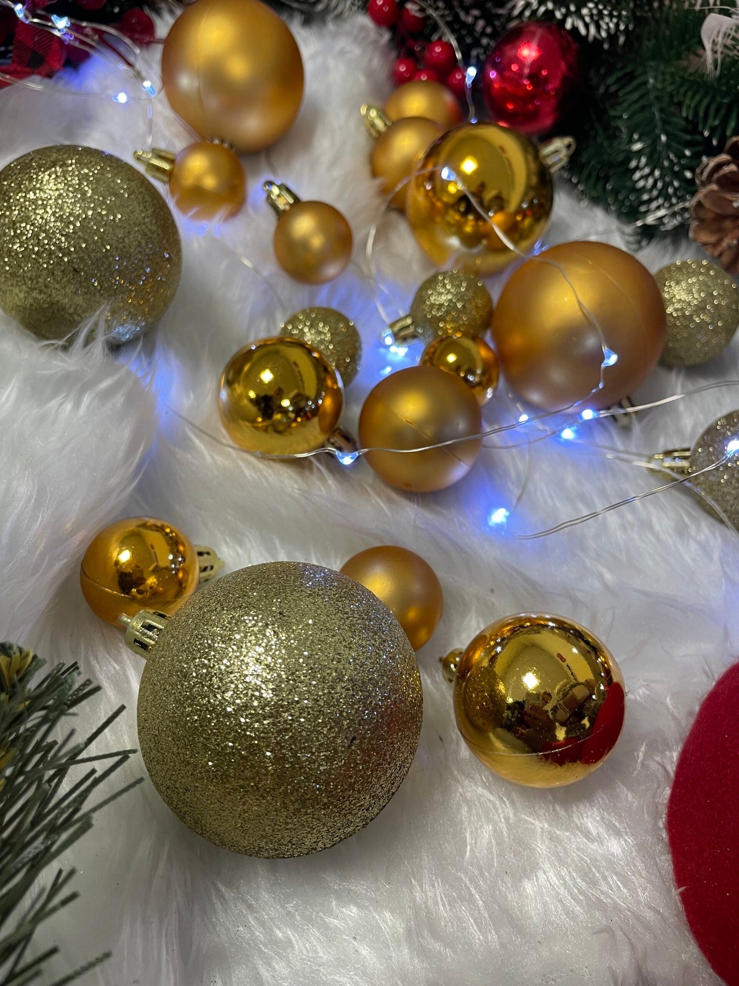 Set globuri si decoratiuni de Craciun, 100 piese, diverse dimensiuni cu stea, auriu