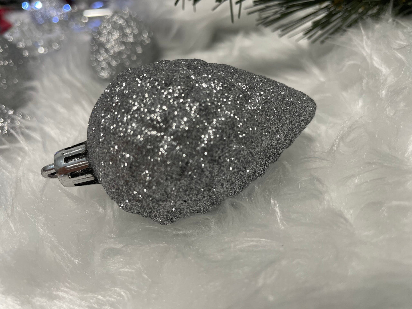 Set globuri si decoratiuni de Craciun, 51 piese, diverse dimensiuni, argintiu