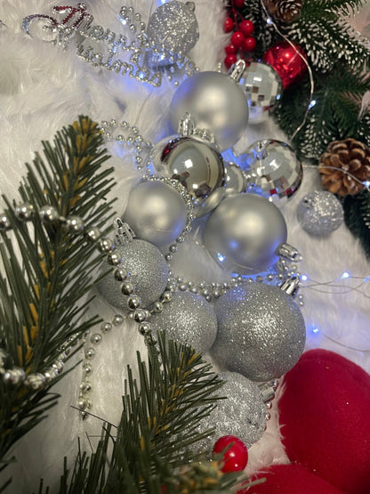 Set globuri si decoratiuni de Craciun, 51 piese, diverse dimensiuni, argintiu