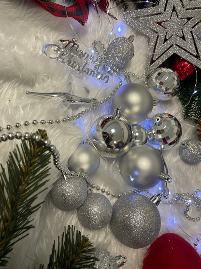 Set globuri si decoratiuni de Craciun, 51 piese, diverse dimensiuni, argintiu