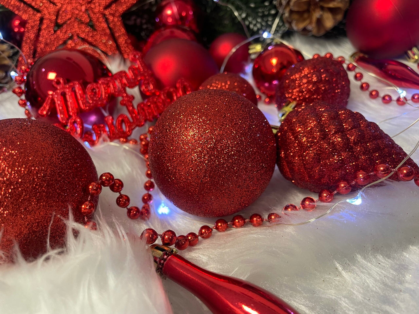 Set globuri si decoratiuni de Craciun, 51 piese, diverse dimensiuni, rosu