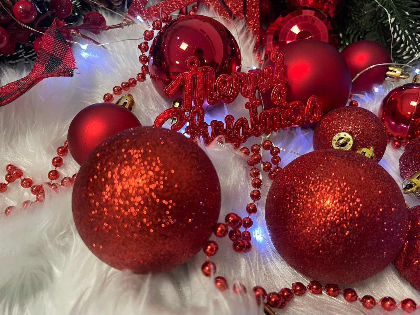 Set globuri si decoratiuni de Craciun, 51 piese, diverse dimensiuni, rosu