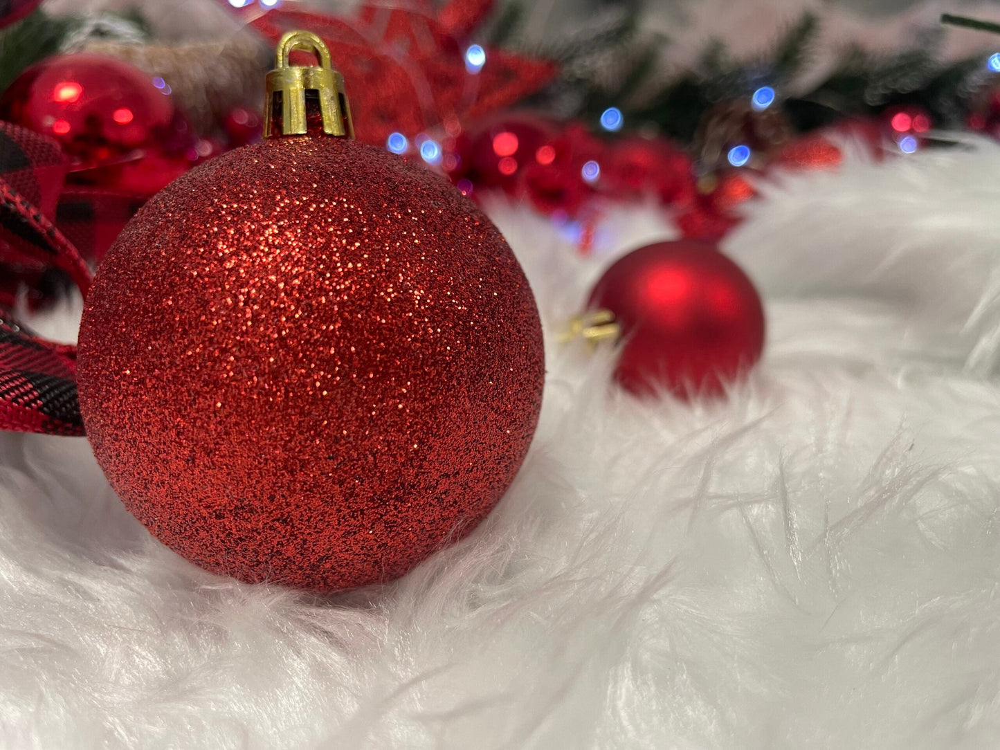 Set globuri si decoratiuni de Craciun, 51 piese, diverse dimensiuni, rosu