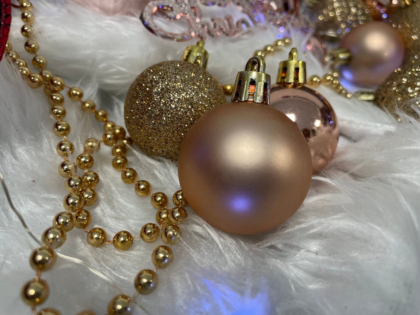 Set globuri si decoratiuni de Craciun, 51 piese, diverse dimensiuni, roz