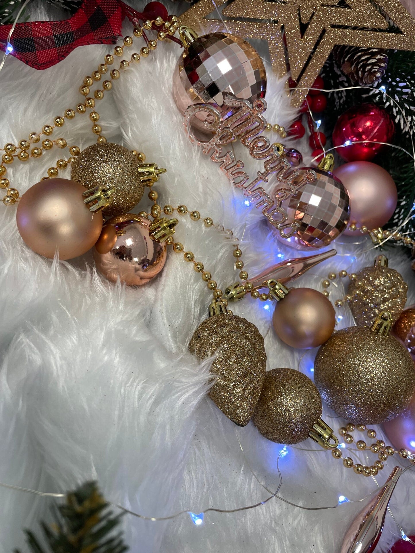 Set globuri si decoratiuni de Craciun, 51 piese, diverse dimensiuni, roz