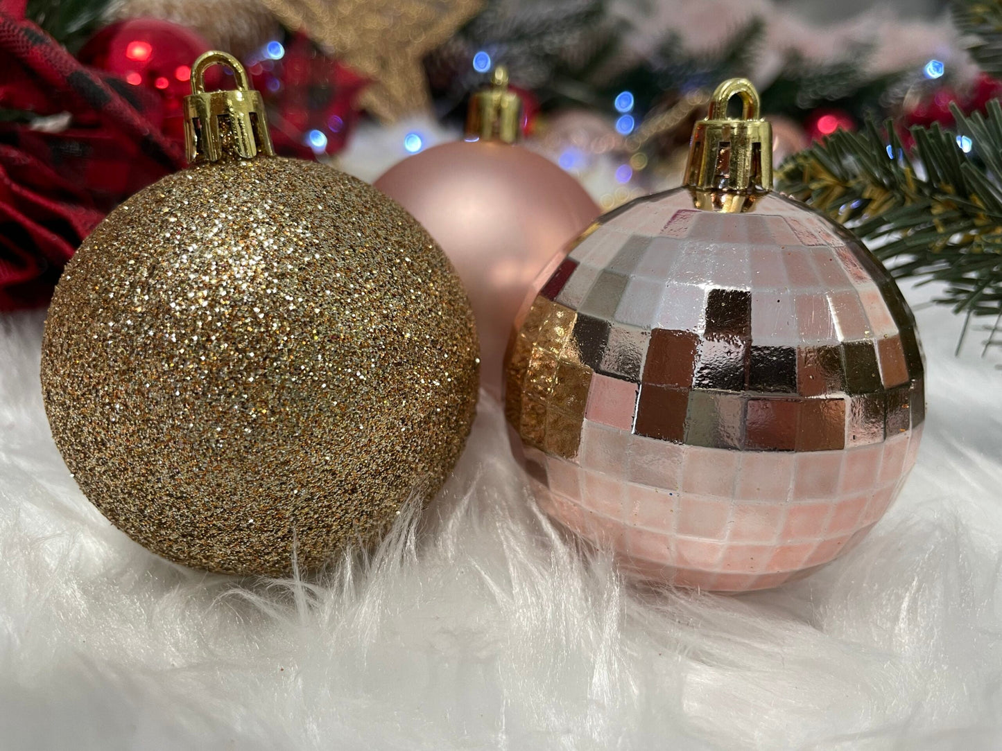 Set globuri si decoratiuni de Craciun, 51 piese, diverse dimensiuni, roz