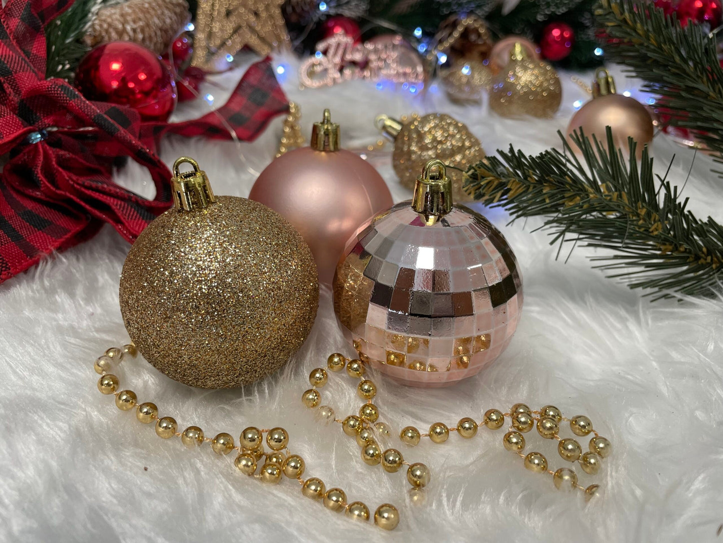 Set globuri si decoratiuni de Craciun, 51 piese, diverse dimensiuni, roz