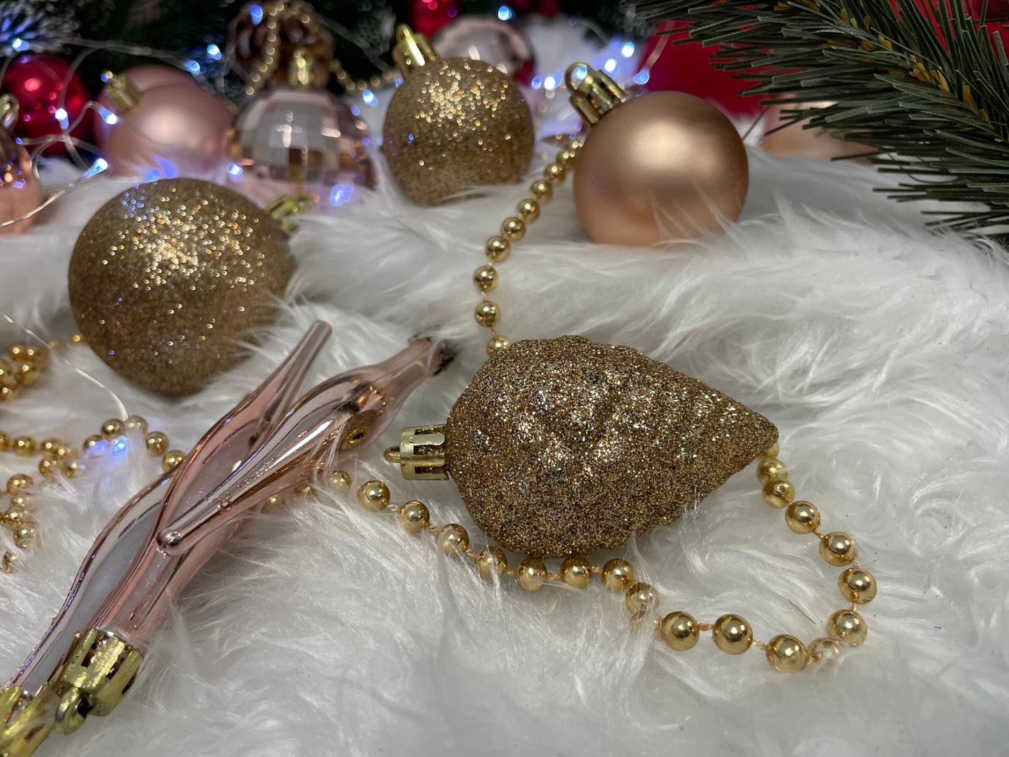 Set globuri si decoratiuni de Craciun, 51 piese, diverse dimensiuni, roz