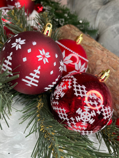 Set globuri de Craciun cu modele de sarbatori, 30 bucati, 7cm, alb rosu
