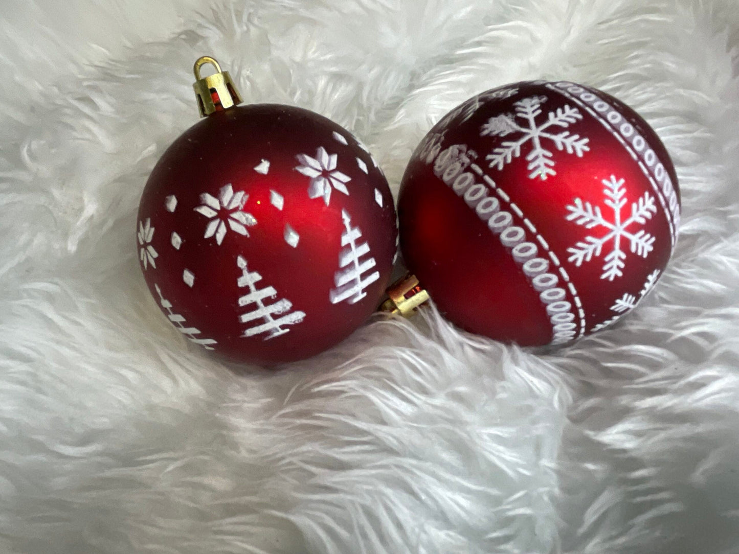 Set globuri de Craciun cu modele de sarbatori, 30 bucati, 7cm, alb rosu