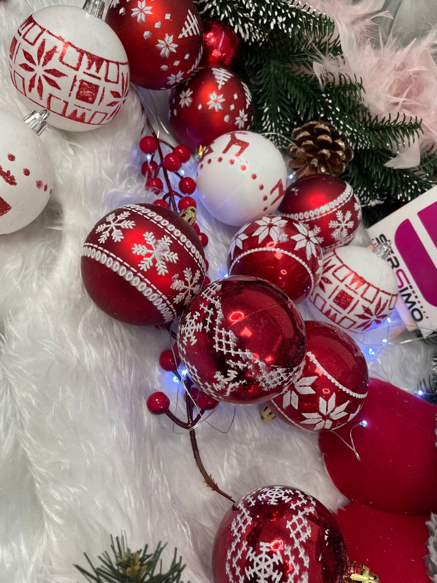 Set globuri de Craciun cu modele de sarbatori, 30 bucati, 5cm, alb rosu