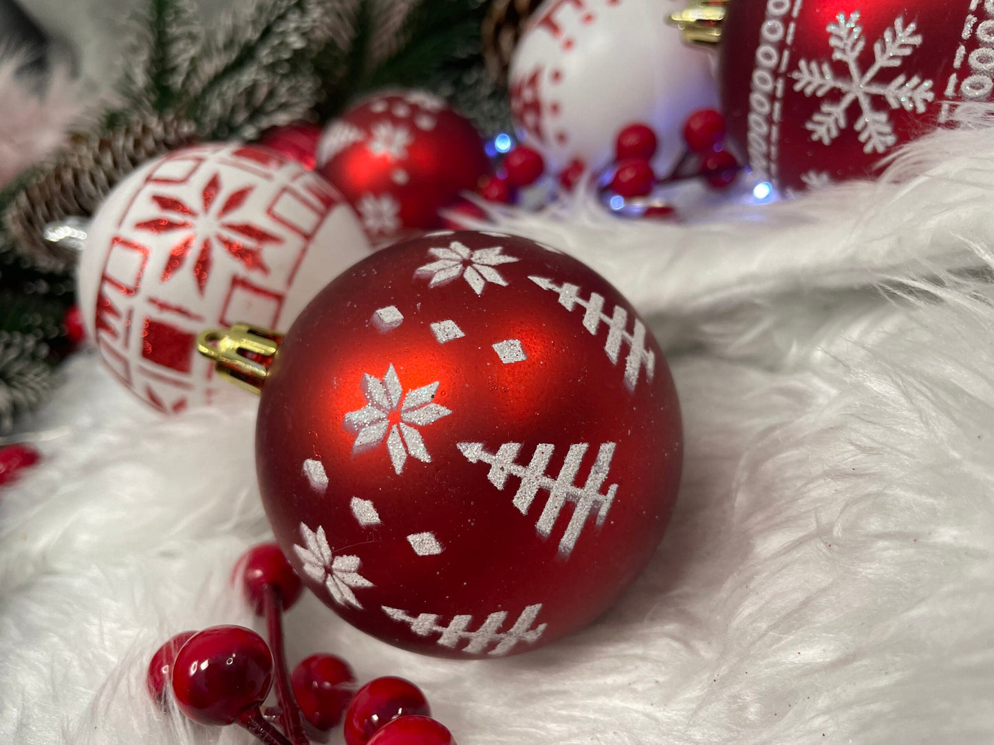 Set globuri de Craciun cu modele de sarbatori, 30 bucati, 5cm, alb rosu