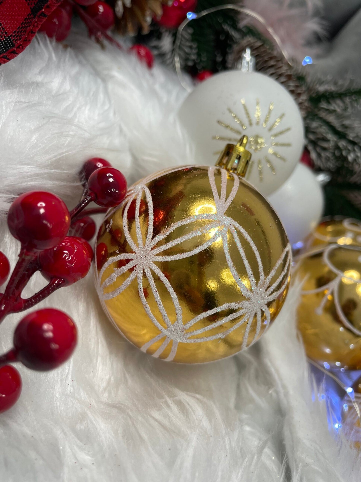 Set globuri de Craciun cu modele de sarbatori, 30 bucati, 7cm, alb auriu