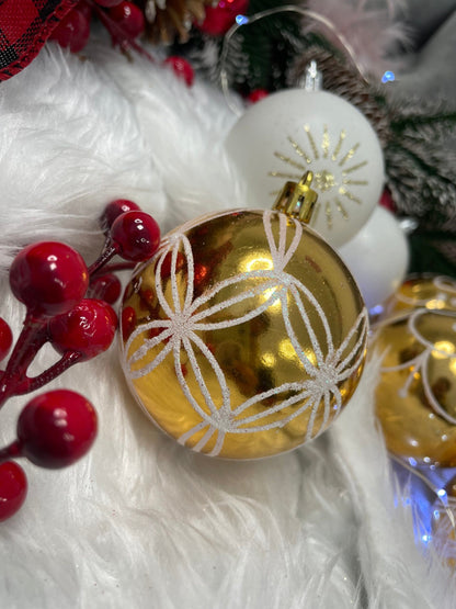 Set globuri de Craciun cu modele de sarbatori, 30 bucati, 7cm, alb auriu