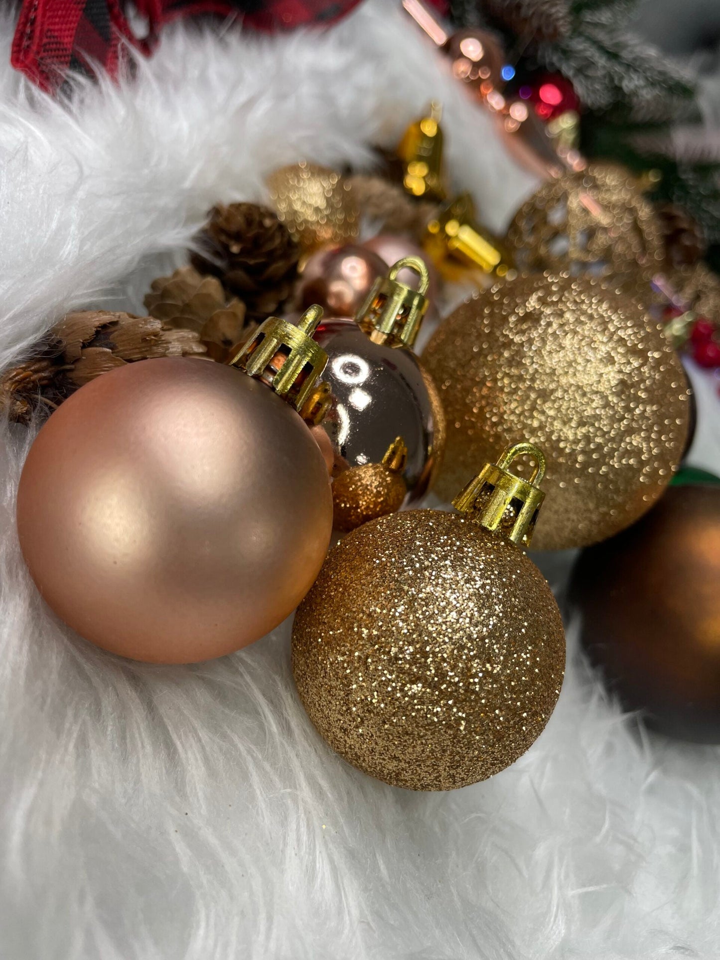 Set globuri si decoratiuni de Craciun, 101 piese, diverse dimensiuni, roz auriu