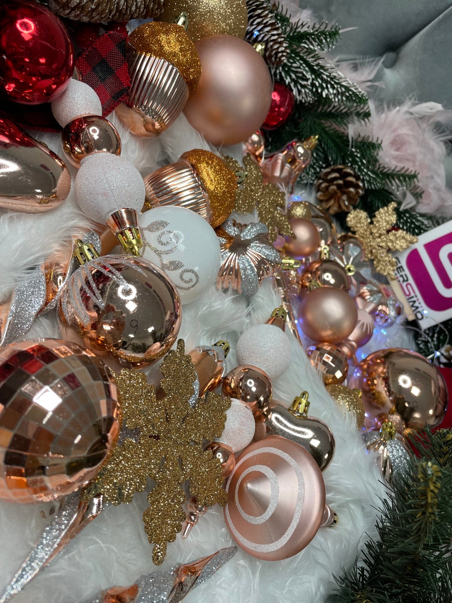 Set globuri si decoratiuni de Craciun, 152 piese, diverse dimensiuni, roz auriu