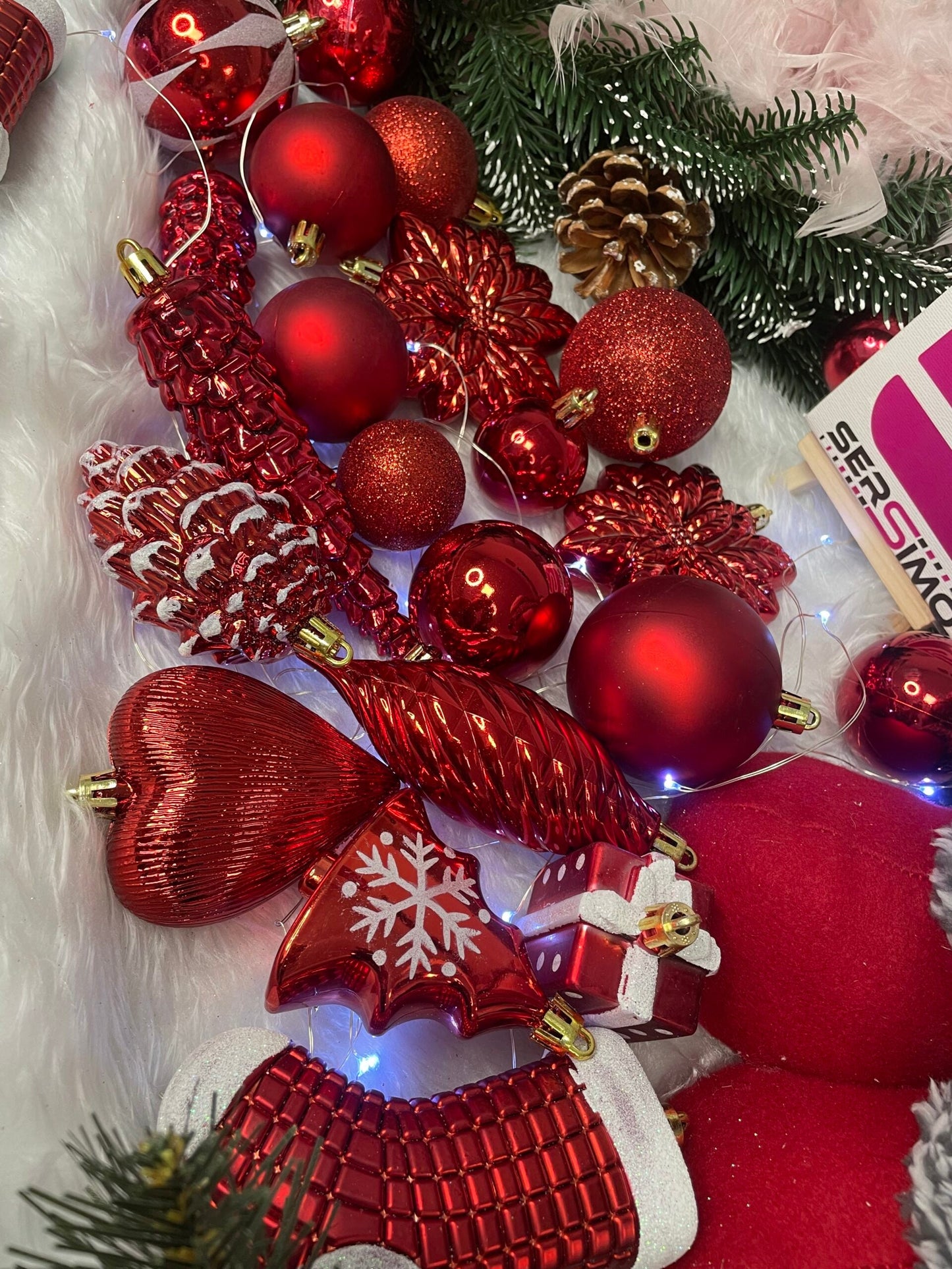 Set globuri si decoratiuni de Craciun, 72 piese, diverse dimensiuni, rosu
