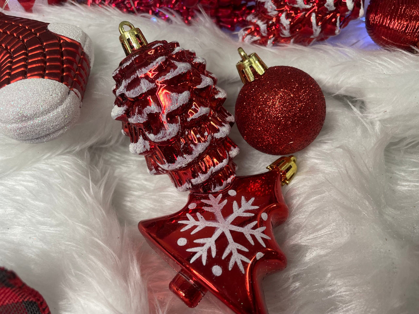 Set globuri si decoratiuni de Craciun, 72 piese, diverse dimensiuni, rosu