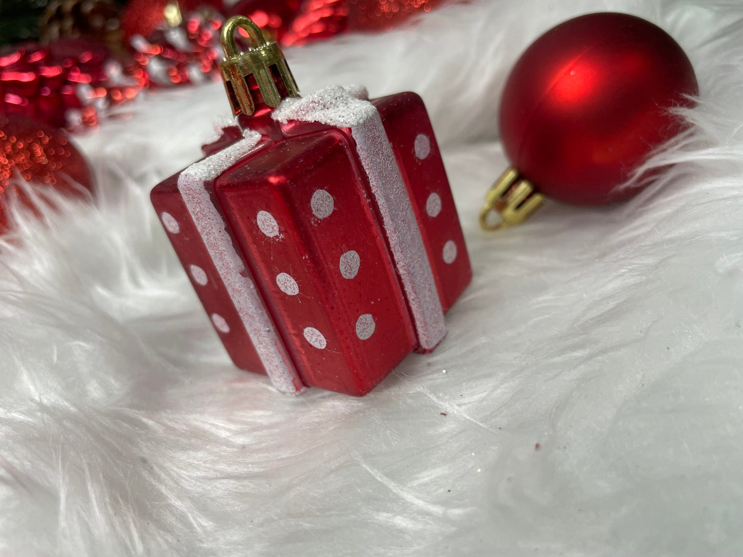 Set globuri si decoratiuni de Craciun, 72 piese, diverse dimensiuni, rosu