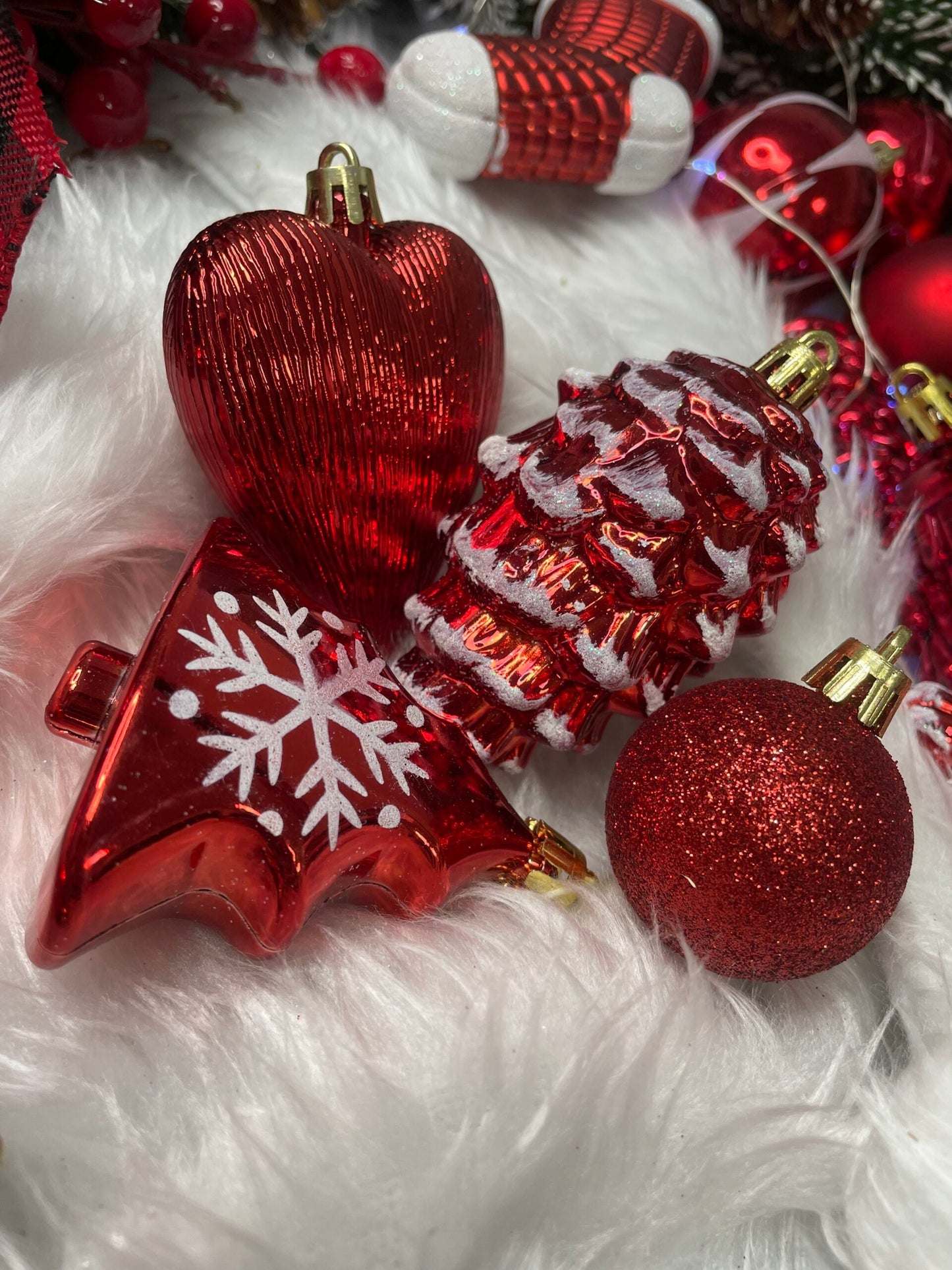 Set globuri si decoratiuni de Craciun, 72 piese, diverse dimensiuni, rosu