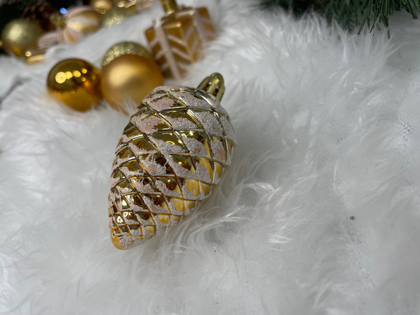 Set globuri si decoratiuni de Craciun, 77 piese, diverse dimensiuni, auriu