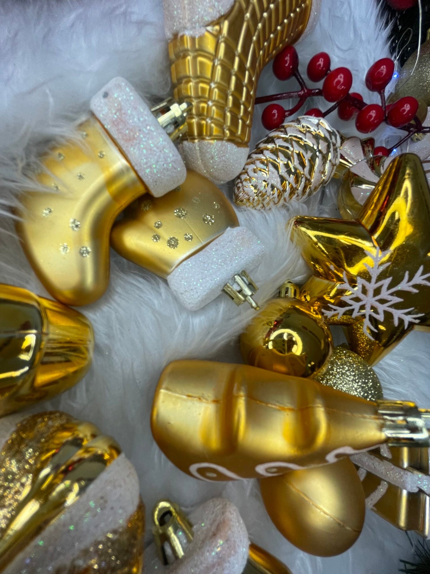 Set globuri si decoratiuni de Craciun, 77 piese, diverse dimensiuni, auriu