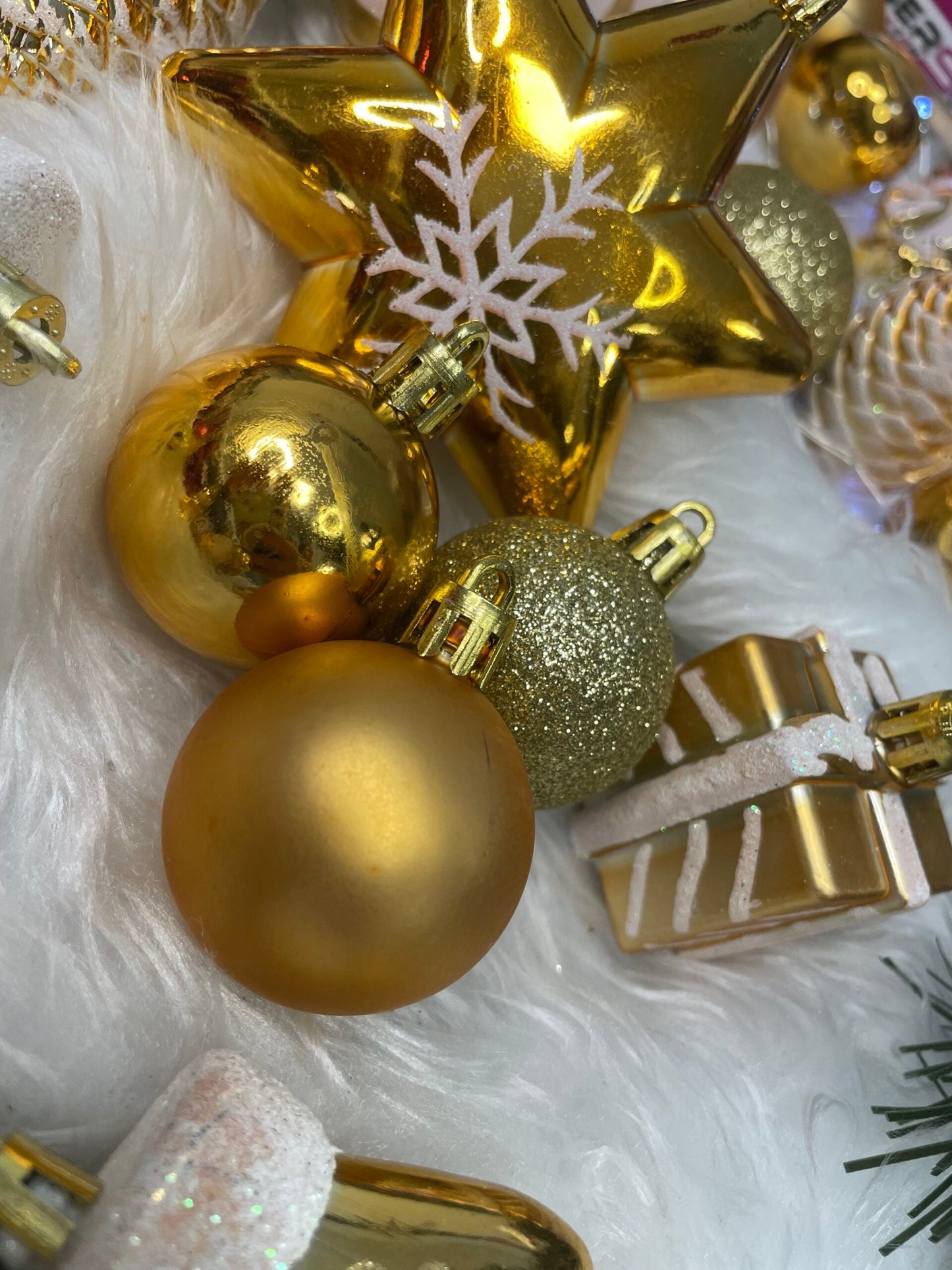 Set globuri si decoratiuni de Craciun, 77 piese, diverse dimensiuni, auriu