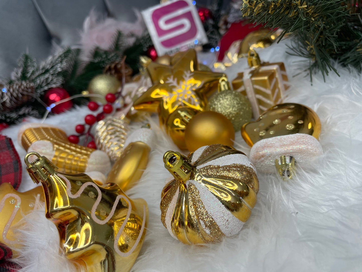 Set globuri si decoratiuni de Craciun, 77 piese, diverse dimensiuni, auriu