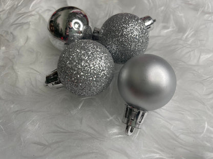Set globuri de Craciun, 30 bucati, 3 modele, 3cm, argintiu