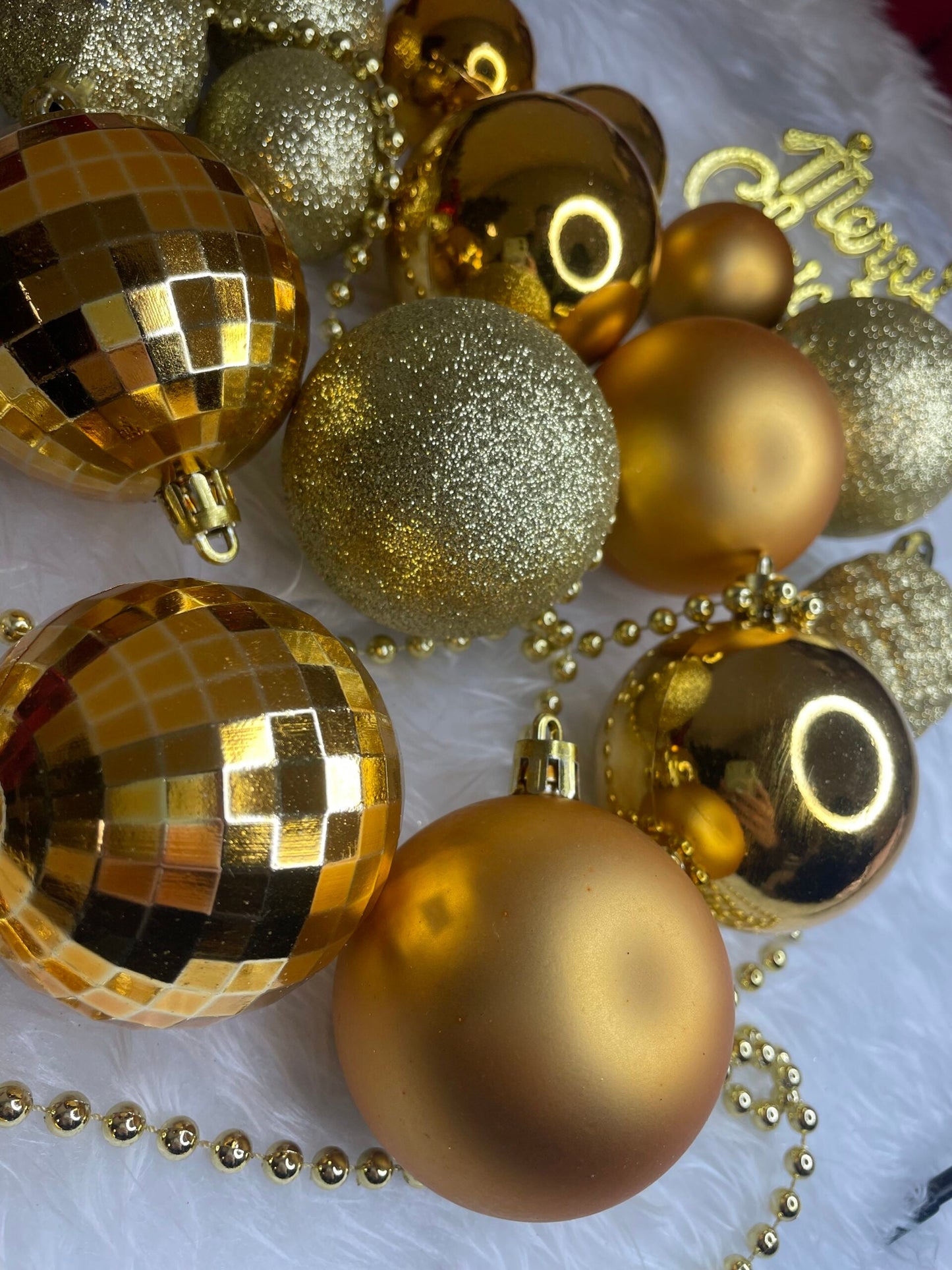 Set globuri si decoratiuni de Craciun, 51 piese, diverse dimensiuni, auriu