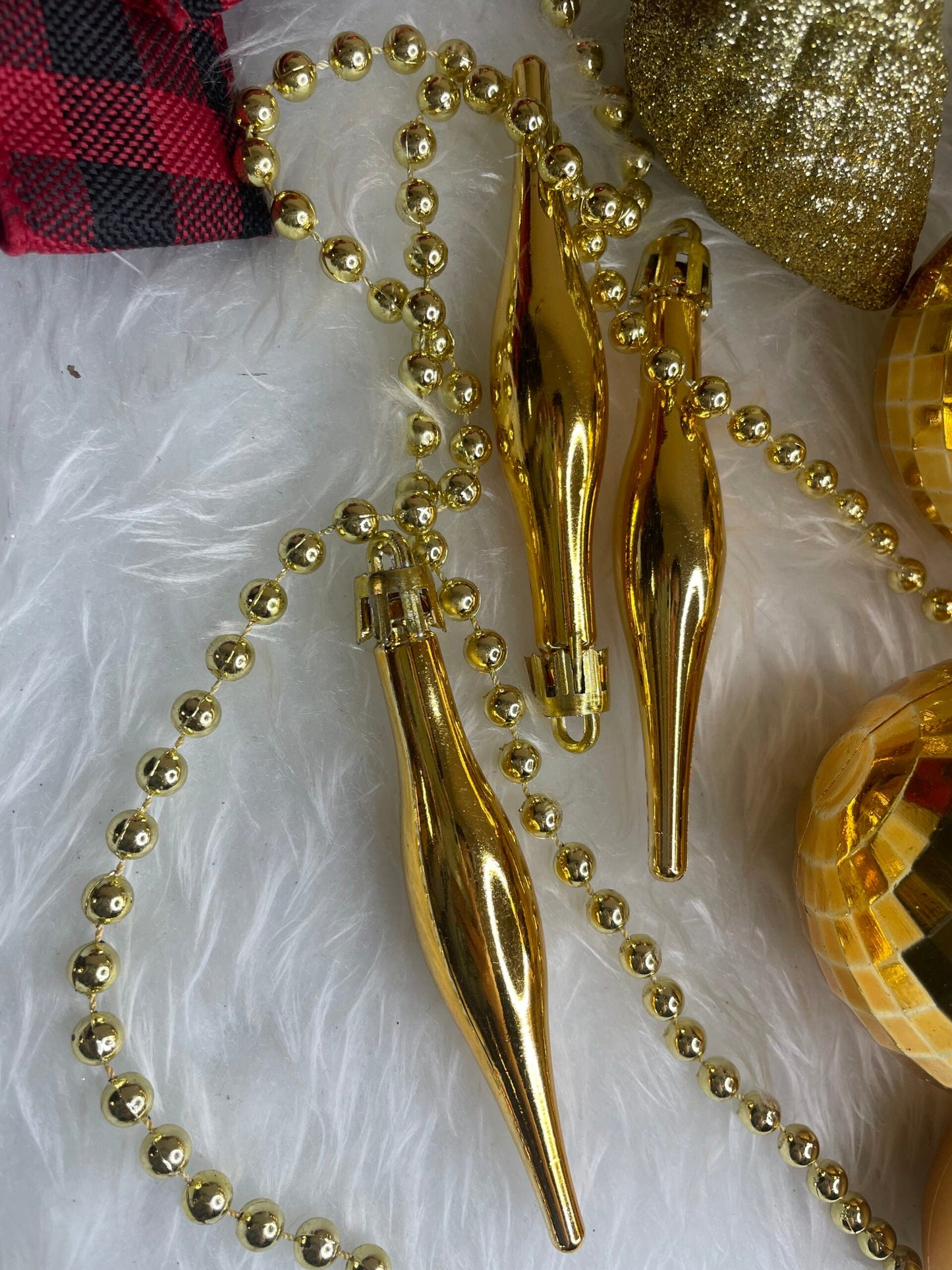 Set globuri si decoratiuni de Craciun, 51 piese, diverse dimensiuni, auriu