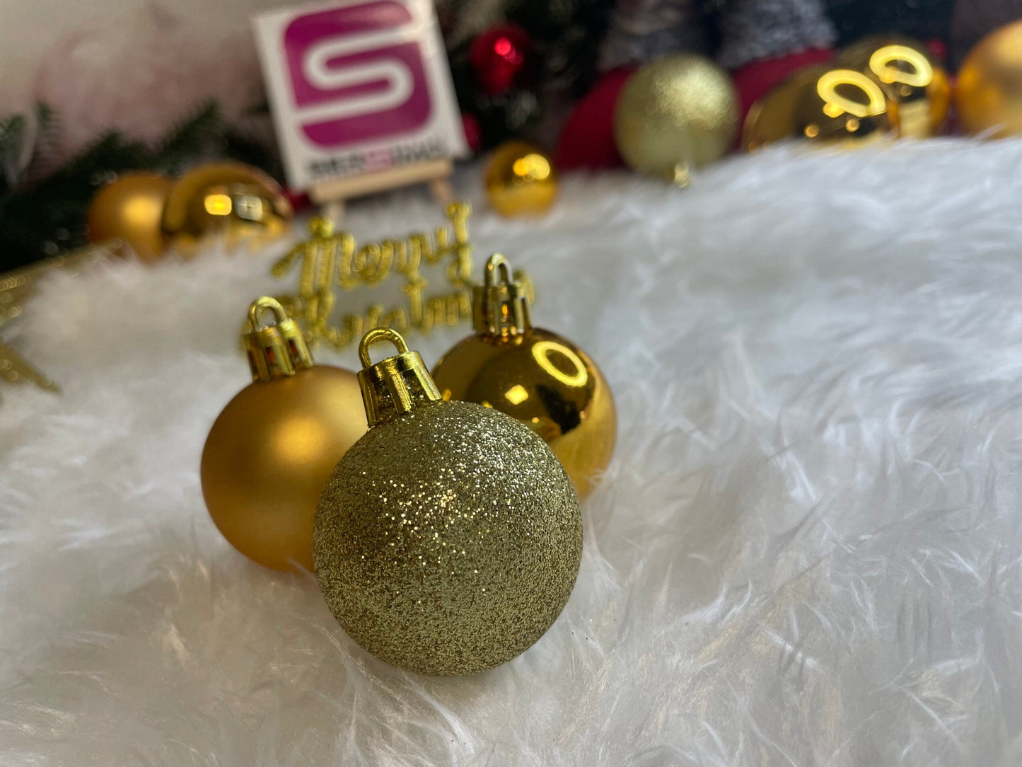 Set globuri si decoratiuni de Craciun, 51 piese, diverse dimensiuni, auriu