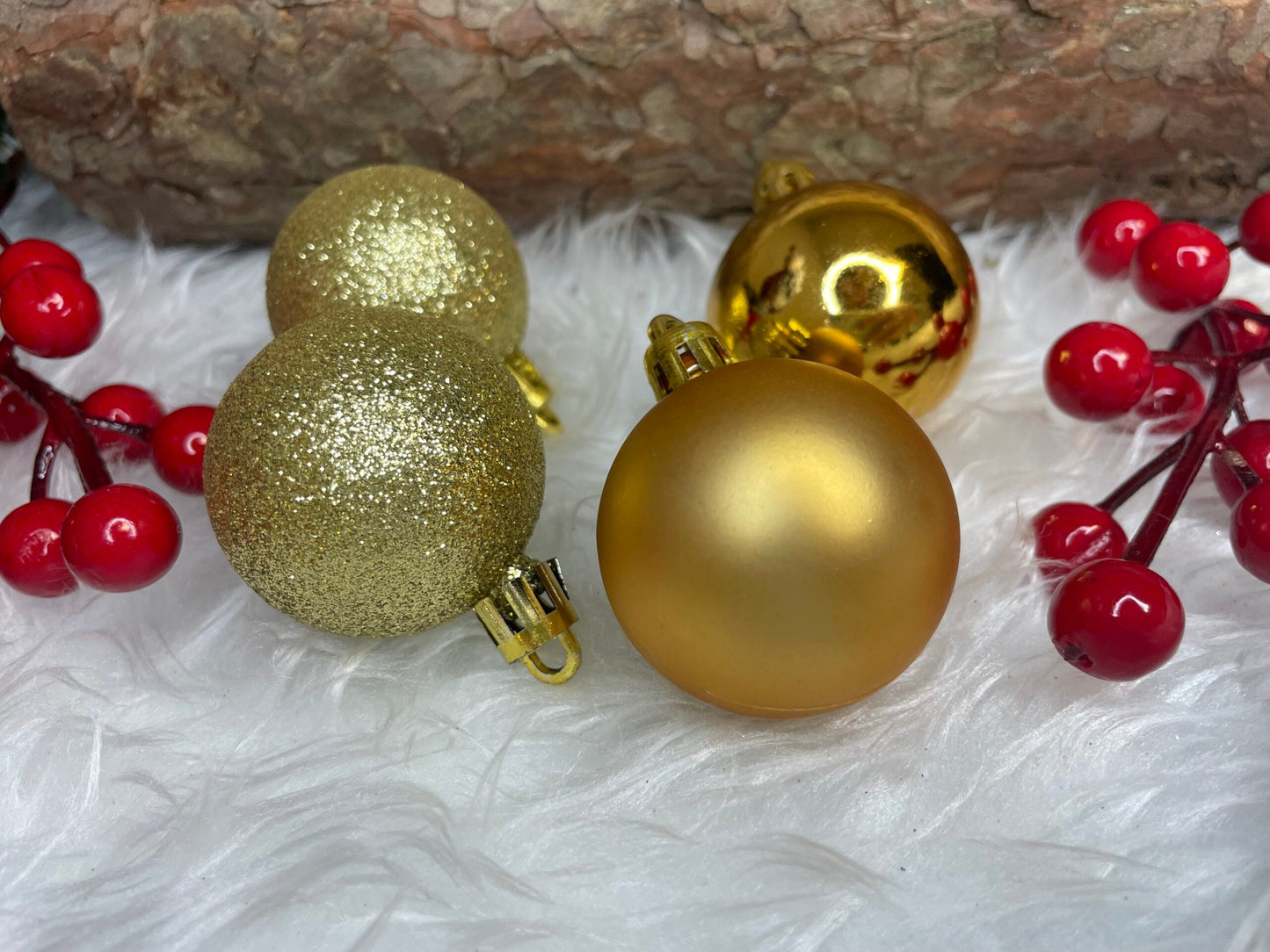 Set globuri si decoratiuni de Craciun, 51 piese, diverse dimensiuni, auriu