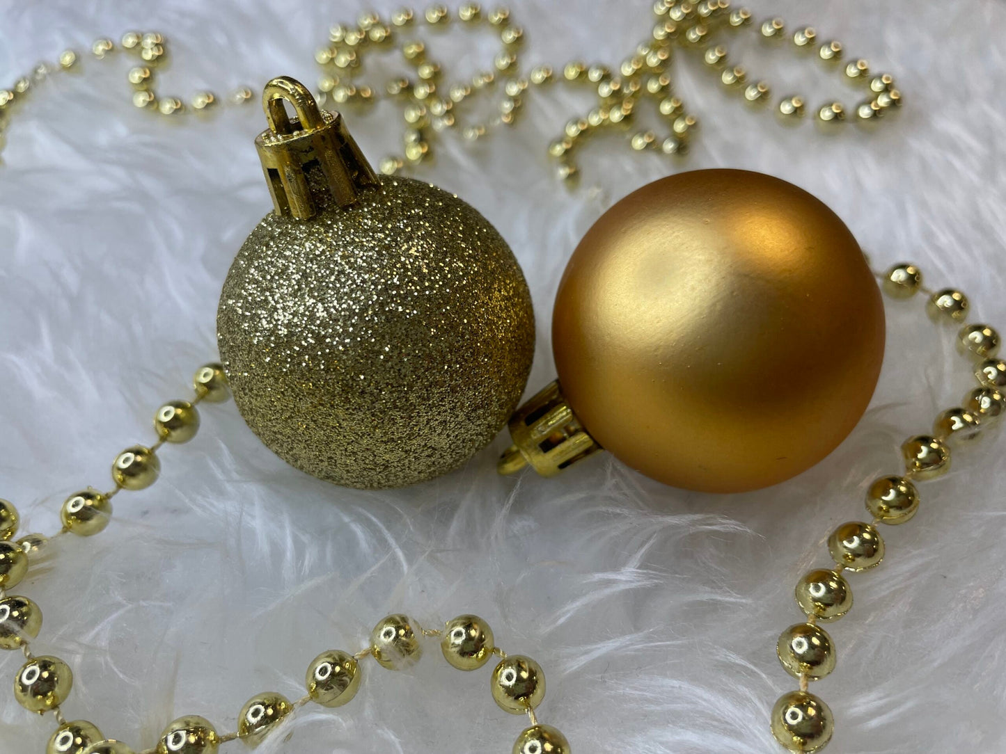 Set globuri si decoratiuni de Craciun, 51 piese, diverse dimensiuni, auriu