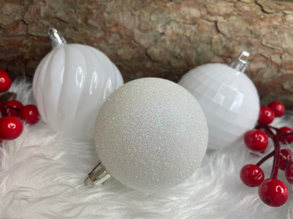 Set globuri de Craciun, 20 bucati, 5 modele, 6cm, alb