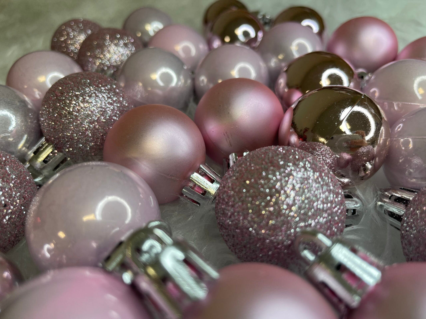 Set globuri de Craciun, 30 bucati, 4 modele, 3cm, roz