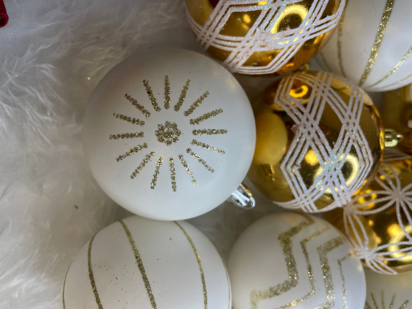 Set globuri de Craciun cu modele de sarbatori, 30 bucati, 5cm, alb auriu
