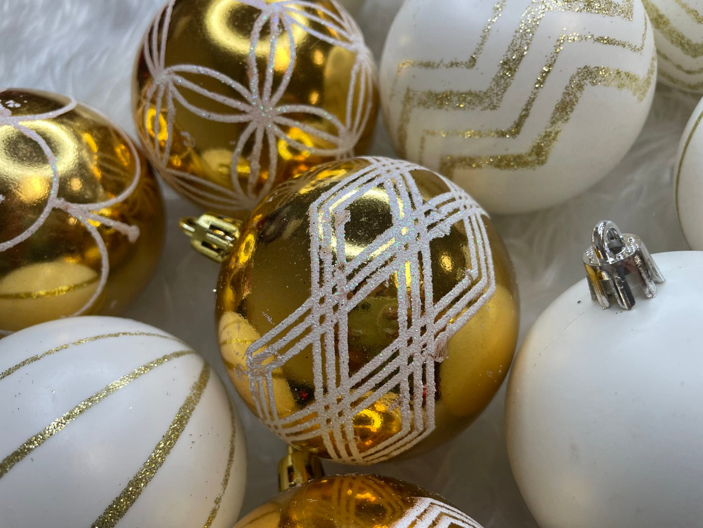 Set globuri de Craciun cu modele de sarbatori, 30 bucati, 5cm, alb auriu