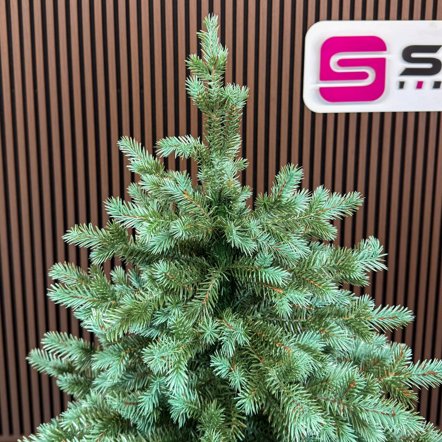 Brad artificial , Scandinavia, verde cu varfuri argintii, integral 3D, 210 cm